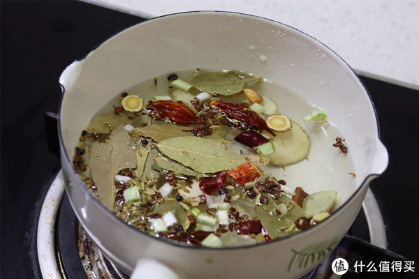 小吃来了 篇二十七:五花肉做的“压板肉”,70岁老奶奶吃得直夸,酥烂入味,可真香啊