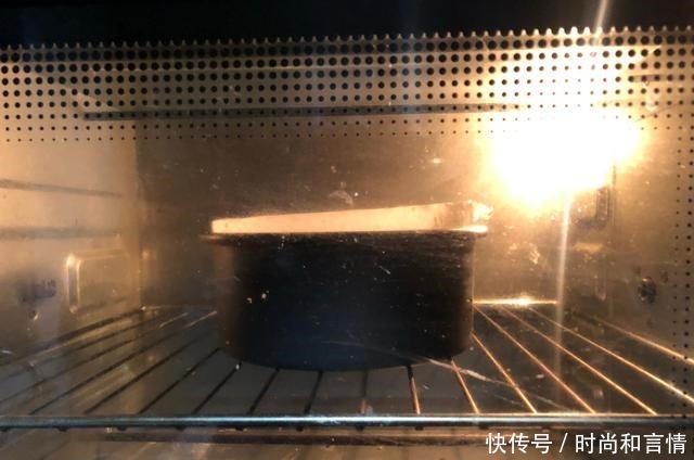 一碗糯米粉、一个蒸红薯,拌一拌、烤一烤,外脆里糯,香甜还爆浆