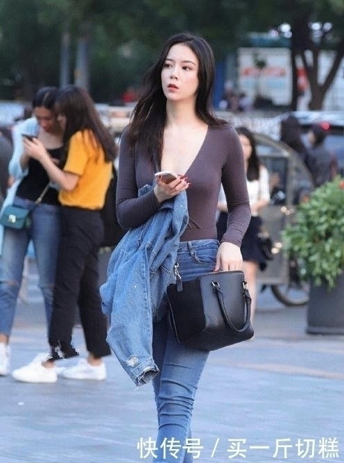 高跟鞋|街拍美女身材曼妙的小姐姐,个性穿搭,尽显青春朝气