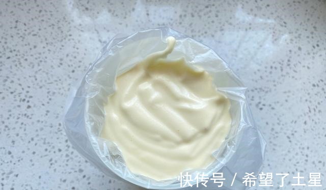 想吃杯子蛋糕不用买，在家轻松做出水光肌小蛋糕，不皱不裂又饱满！