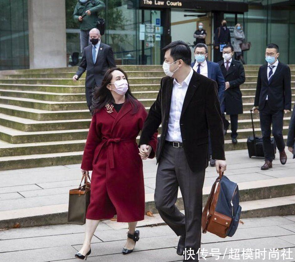 孟晚舟穿黑色大衣低调现身，戴钻石烟火胸针，气场变得自信张扬