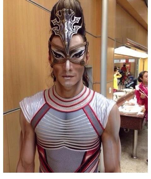 曾被王菲邀請(qǐng)助演，也是春晚常客，張傲月才是《追光》的掃地僧