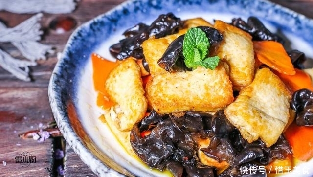 喷香|豆腐别再炖着吃了,加这两食材一起炒,喷香下饭,天天吃都不够!