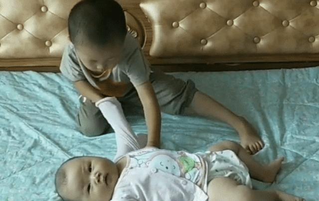 妹妹|全网最牛二胎换尿布穿衣服,4岁哥哥照顾婴儿妹妹比妈妈都熟练