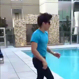 |搞笑GIF:本来想展示一下自己的身材 没想到一下子卡进去了