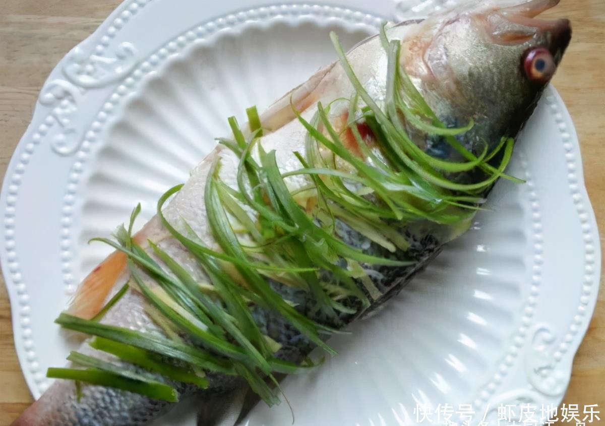 过年做清蒸鱼,冷水还是热水下锅?许多人做错了,难怪鱼肉不好吃