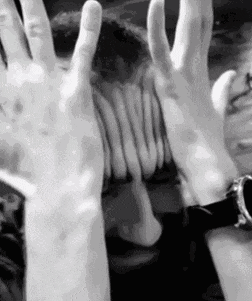 |搞笑GIF:妹子头发长就是优势多多啊,口罩都省了呢