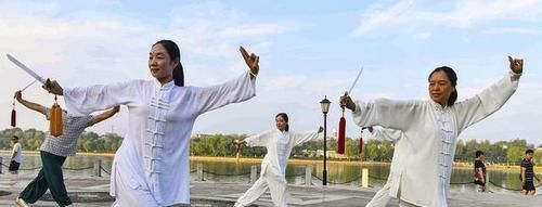 身高|女生身高160多少斤算胖?若体重没超过这个范围,祝贺,不用减肥