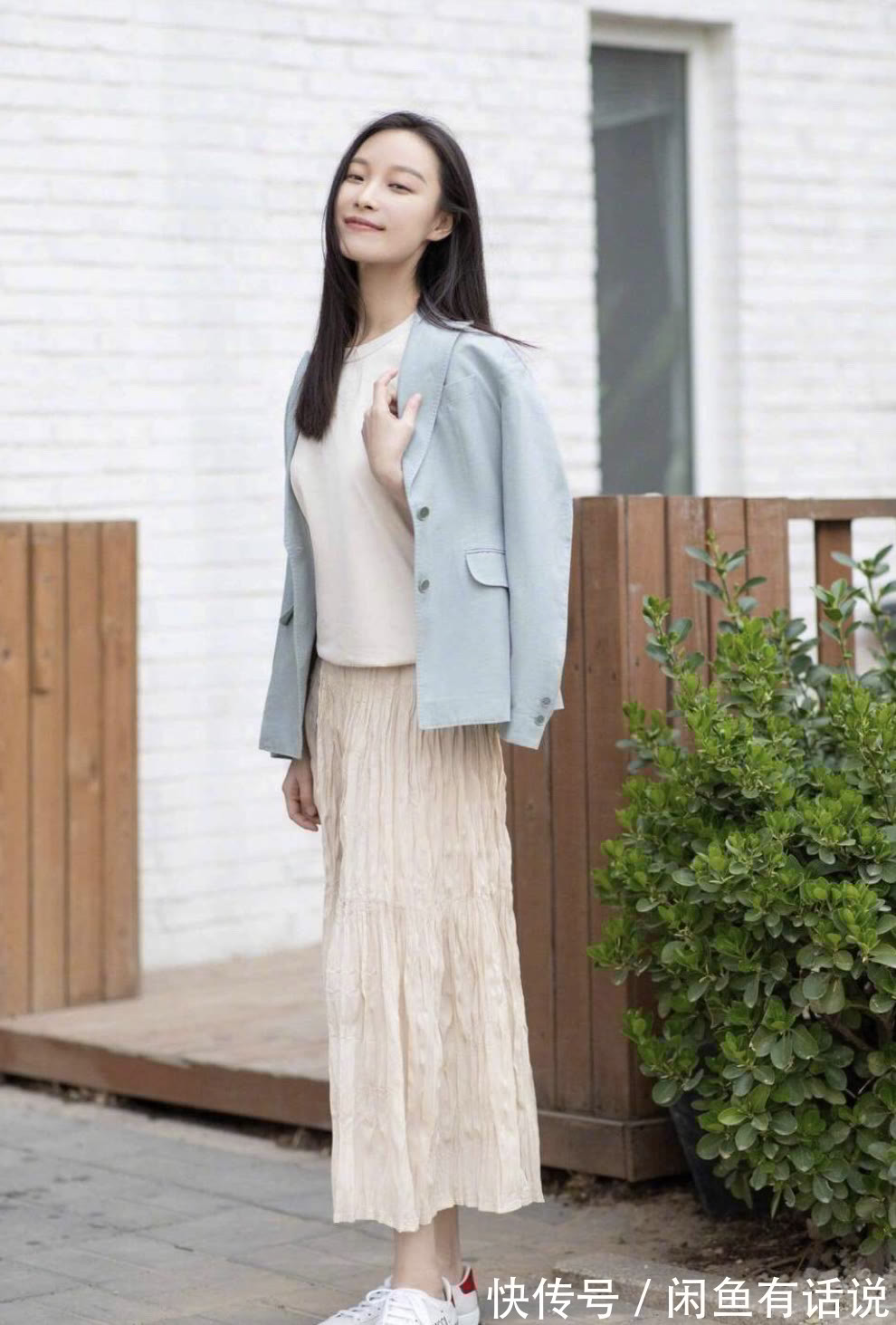 女性|入秋后火了一种搭配叫:西装+裙子,半身优雅半身飒,明星也爱穿