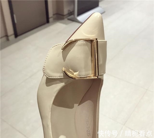 国际|女人要想有魅力,拥有一双细跟鞋,轻松走出国际范