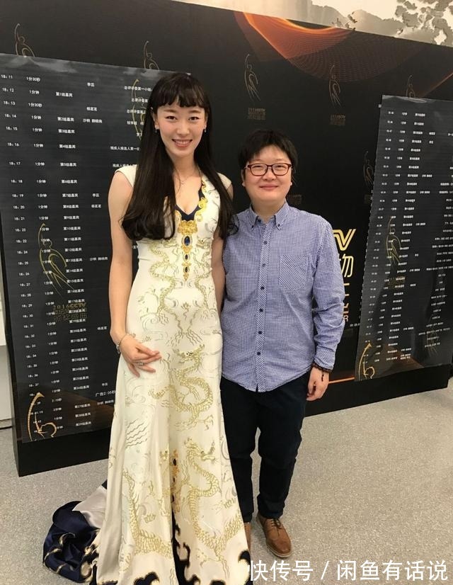 孙一文|孙一文霸气亮相,穿一袭“龙纹长裙”太惊艳,奥运冠军也是洋气人