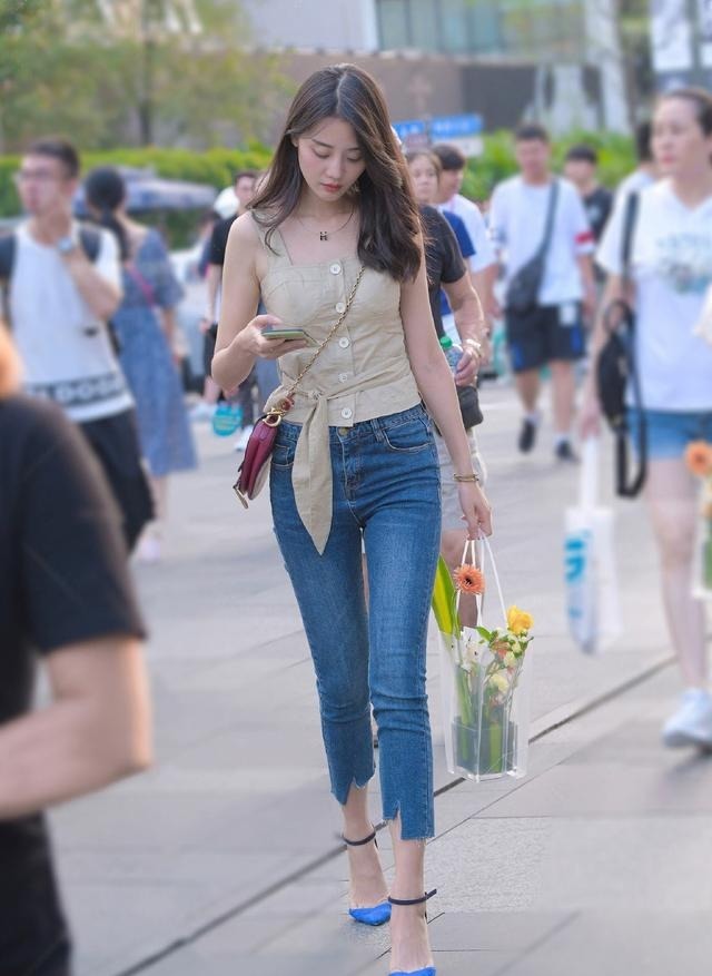 小妹妹 路人感同身受道别,气质女牛仔裤穿搭,值得借鉴