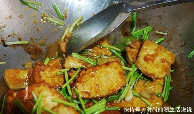  入适量|煎豆腐时，千万不要直接下锅，大厨教你1招，豆腐不破不碎不粘锅