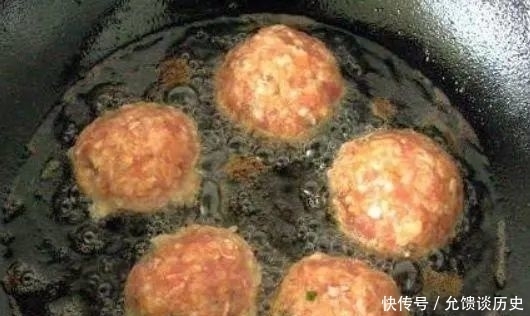 饭店里面|红烧狮子头的家常做法,简单“3步”,色泽金黄,吃起来肥而不腻