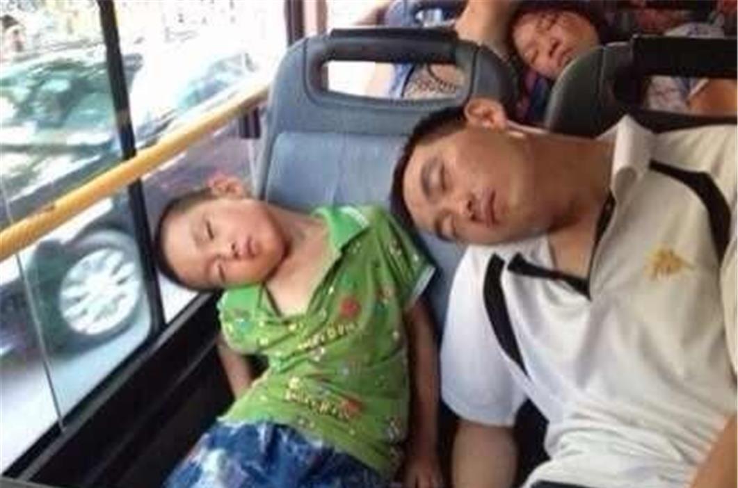 宝妈|姐弟俩睡觉姿势“神同步”,网友萌翻了:一看就是同一个妈生的