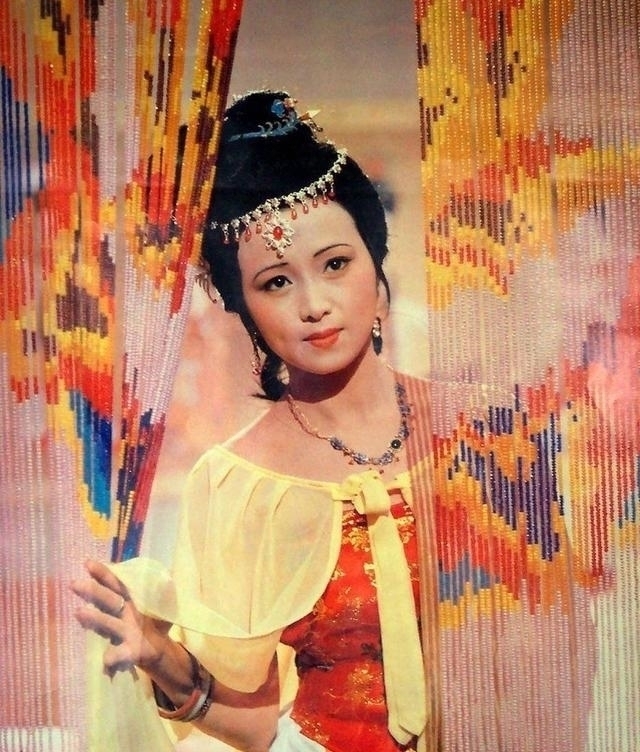 年老|绝色佳人秦可卿,为何会爱上年老猥琐的贾珍,无视同龄丈夫贾蓉