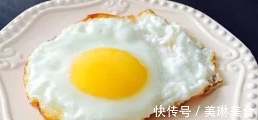 荷包蛋总是煎不好？教你一招，煎出来的鸡蛋又圆又嫩，还不粘锅！