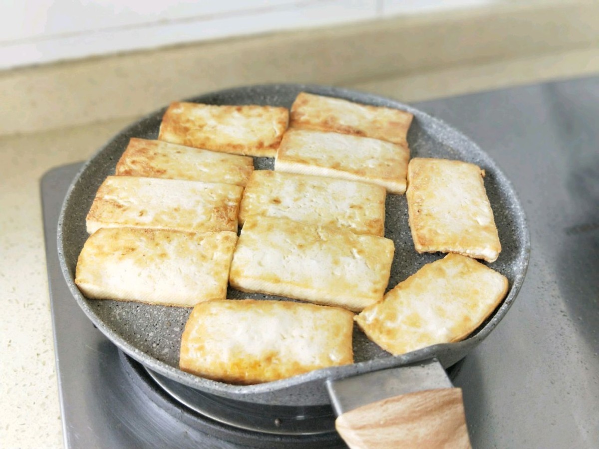 豆腐和剁椒的完美搭配，做法简单，香辣开胃，好吃到停不下来