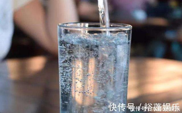 酵液|便秘怕2种水,你若爱喝,冲走堆积大便,腹痛腹胀远离你