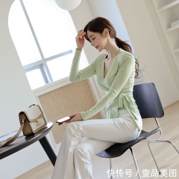 时尚搭配|女神孙允珠的时尚搭配:葱郁果绿居家宽松荷叶休闲衫