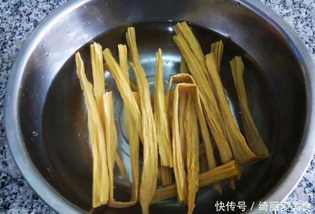 炒腐竹我从不用清水泡,教你一招,3分钟腐竹全泡开,又滑又嫩