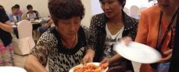 王奶奶|奶奶带着孙子吃自助餐,留下一张桌子就转身去,食堂的处理方式很舒服