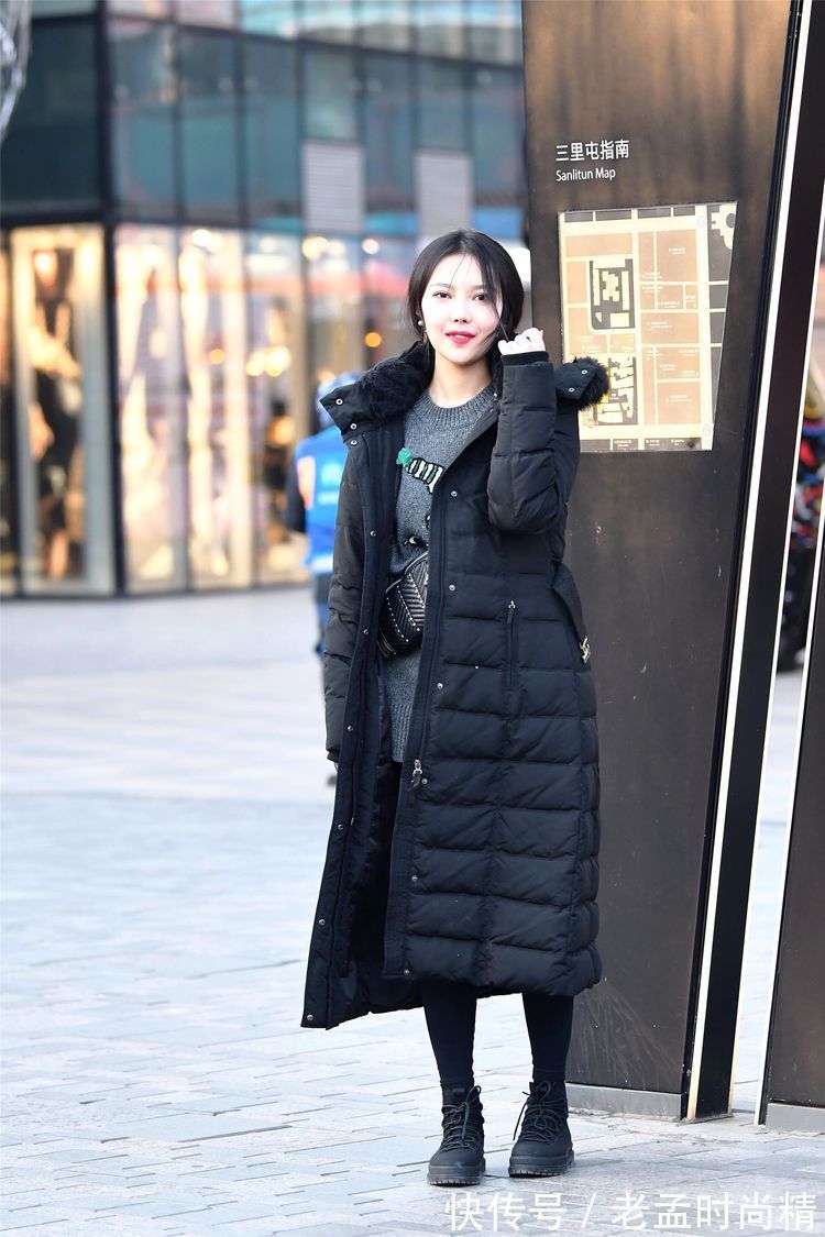 羽绒服 街拍:美女很会运用色彩,红色的大衣秀出黑色内搭,让人眼前一亮