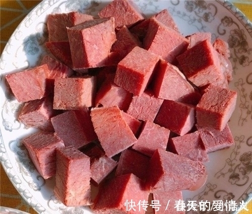 家常豆腐|同事生日请客吃饭,菜上齐后我很无语,一桌菜还没我买的蛋糕贵!