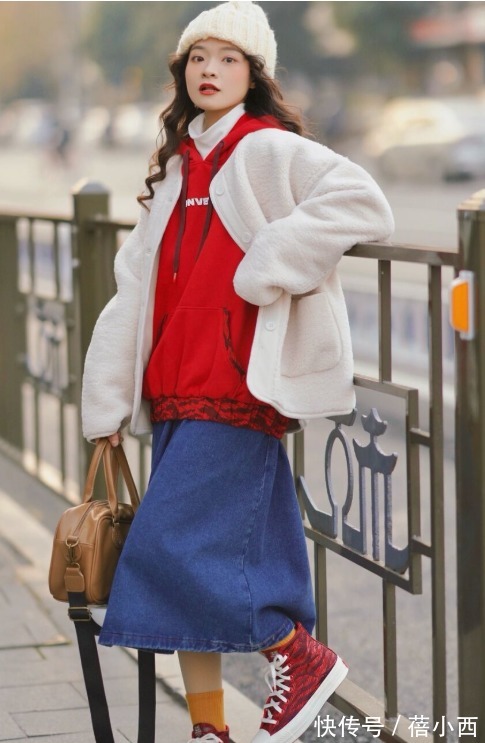 时髦 今年建议多穿羊羔毛外套,搭配卫衣、毛衣、半身裙,保暖又时髦