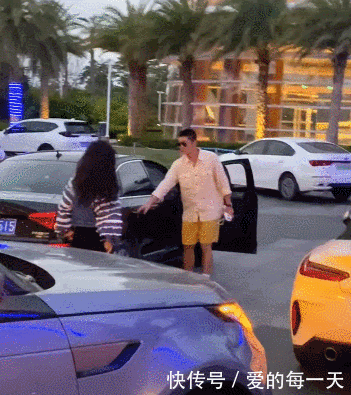 网友偶遇霍思燕杜江冲浪,嗯哼赤脚玩,粉丝被问小女孩说“三不”