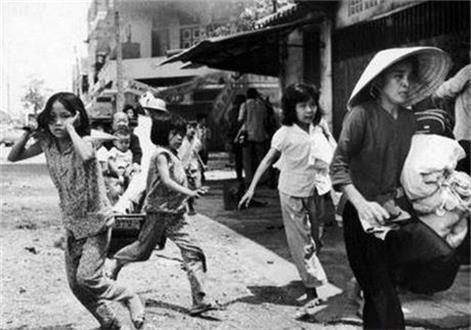 美国|美军被弹雨包围!200名特种兵慌忙逃窜,30架直升机成活靶子