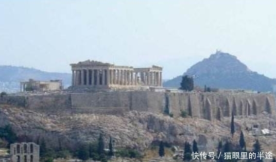 考古学家挖罗马古墓,发现遗骸头颅被放在小腿中间,下令不准乱动