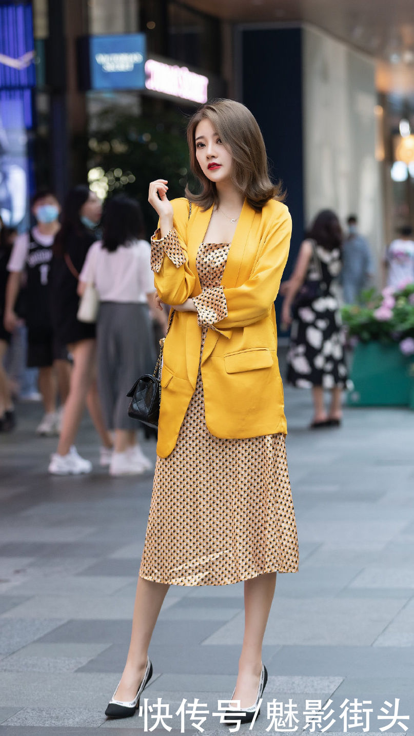 穿裙子外套怎么选？今春流行西装外套，这样搭配精致干练又优雅