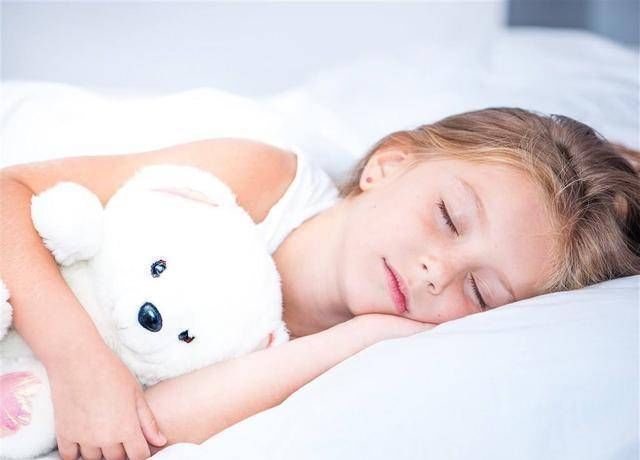 坏习惯|睡前3个坏习惯,会悄悄“夺走”孩子的身高,速查你家娃有没有中