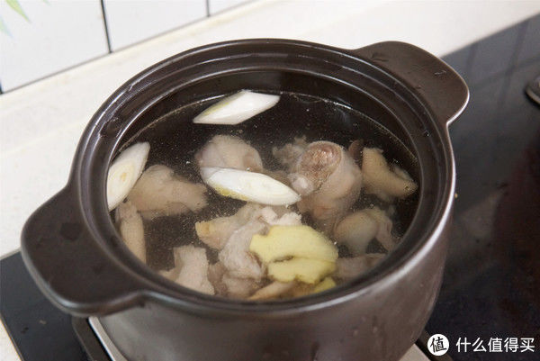 窍门|日常三餐 篇五十七：秋季炖鸡汤，记住“2不用3窍门”，鸡汤清亮鲜香，好喝人人夸