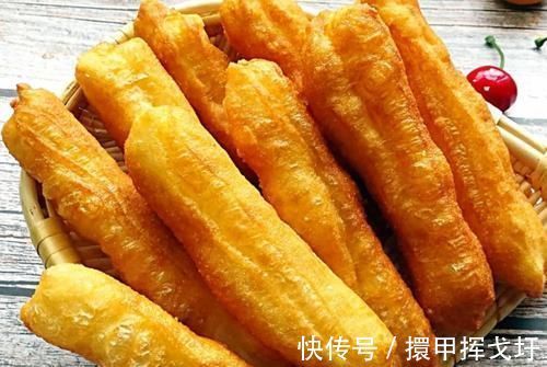 炸油条,学会这个配方和做法,保证蓬松酥脆,个个空心