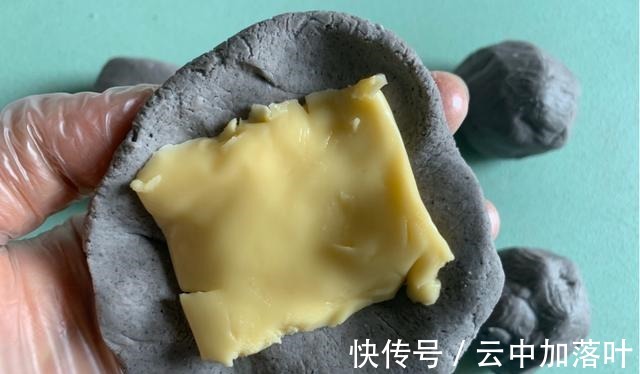 年糕|自制黑芝麻核桃芝士年糕，能拉丝又清甜，关键是一点也不腻！