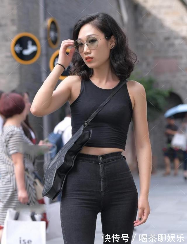 牛仔裤|黑色运动背心搭配黑色牛仔裤,时尚又通勤,潮流又精致!