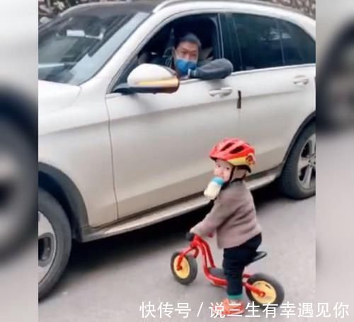 驾驶证|萌娃“奶驾”碰到开车回家的爸爸意外走红,网友:建议吊销驾驶证