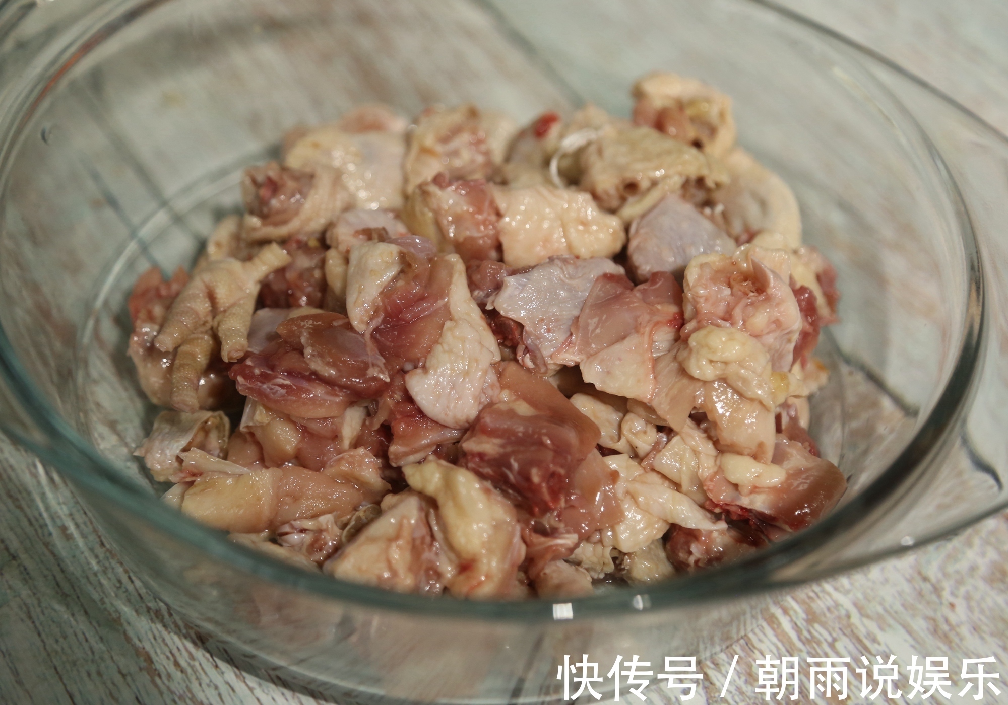 换个方法吃鸡!比辣子鸡好吃10倍,一整只鸡连骨头渣渣都嚼了!