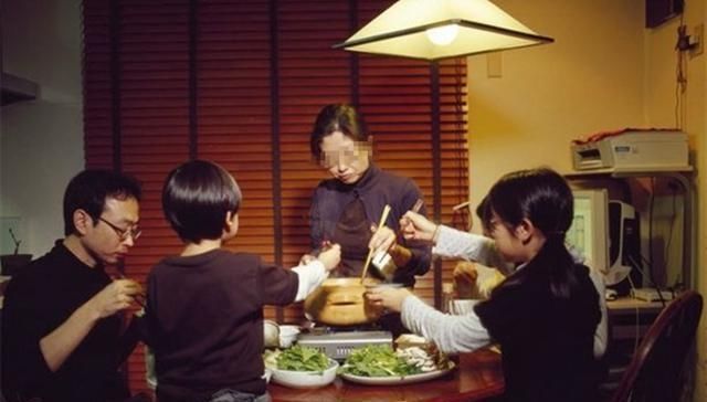 孙子|奶奶逗4岁孙子总来我家蹭饭你害臊吗孩子的回答令老人落泪