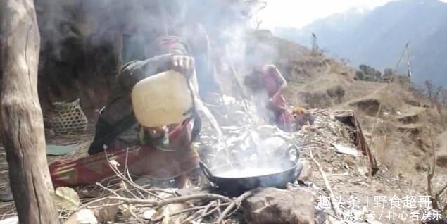 探访|尼泊尔山区穷人们的生活,中国小伙带着羊肉干探访,全家高兴吃肉