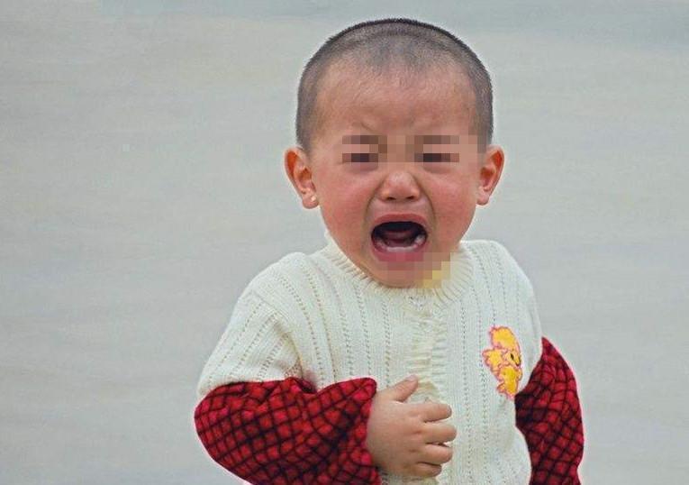 吓坏|男童胸部一碰就痛,检查结果把父母吓坏,回到家顺手就把保姆给辞退了