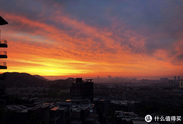 青岛一对夫妻，把家安在山顶上，超大落地窗，景色绝美到令人震撼