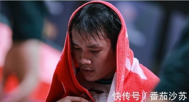 山东队|强烈不满,键时刻错判,丁彦雨航2次冲裁判暴怒,反被吹违体