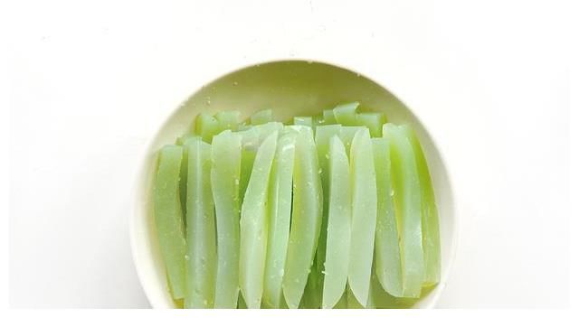 做法|黄瓜别只知道凉拌，试试这做法，Q弹爽口又消暑，天热就该这么吃