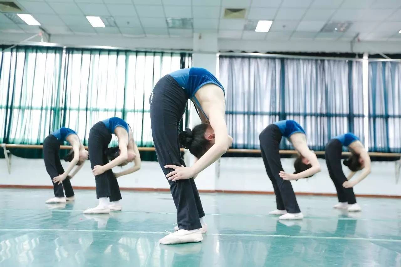 医生|学舞蹈对娃身体伤害多大?医生从专业角度分析:不会轻易让孩子学