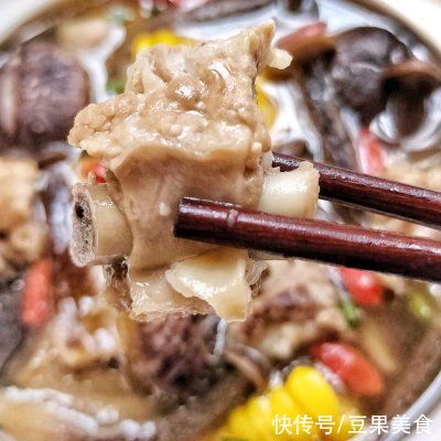 唇齿|排骨玉米菌菇汤一口下肚，唇齿留香