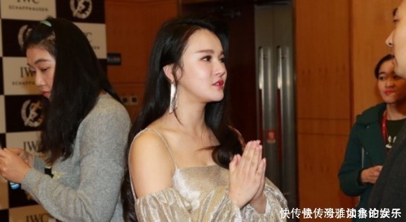 身姿|邹市明妻子穿香槟色吊带长裙,勾勒迷人身姿,苹果断层肌引人注目