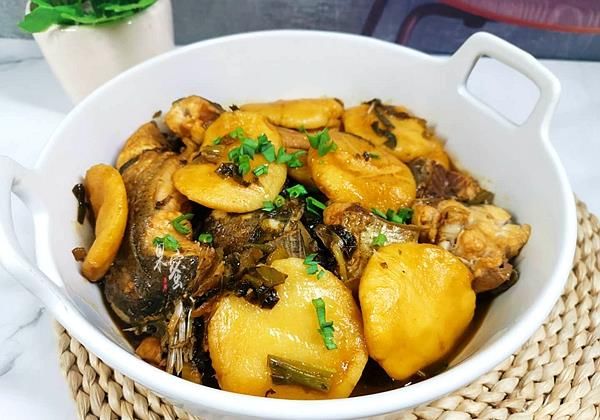 午餐这样焖了一锅美食，有菜有饼，咸鲜味美，家人连说做得太少